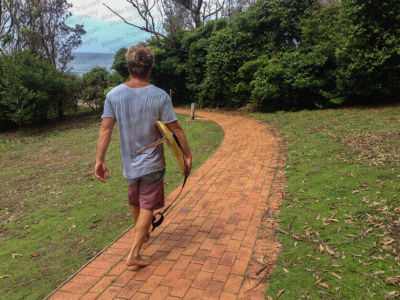 Surfeur dans le parc national de Murramarang