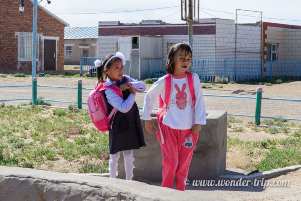 Enfant-village-region-gobi-mongolie-02