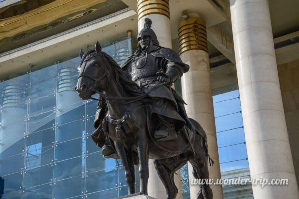 Chinggis-Khaan-square-02
