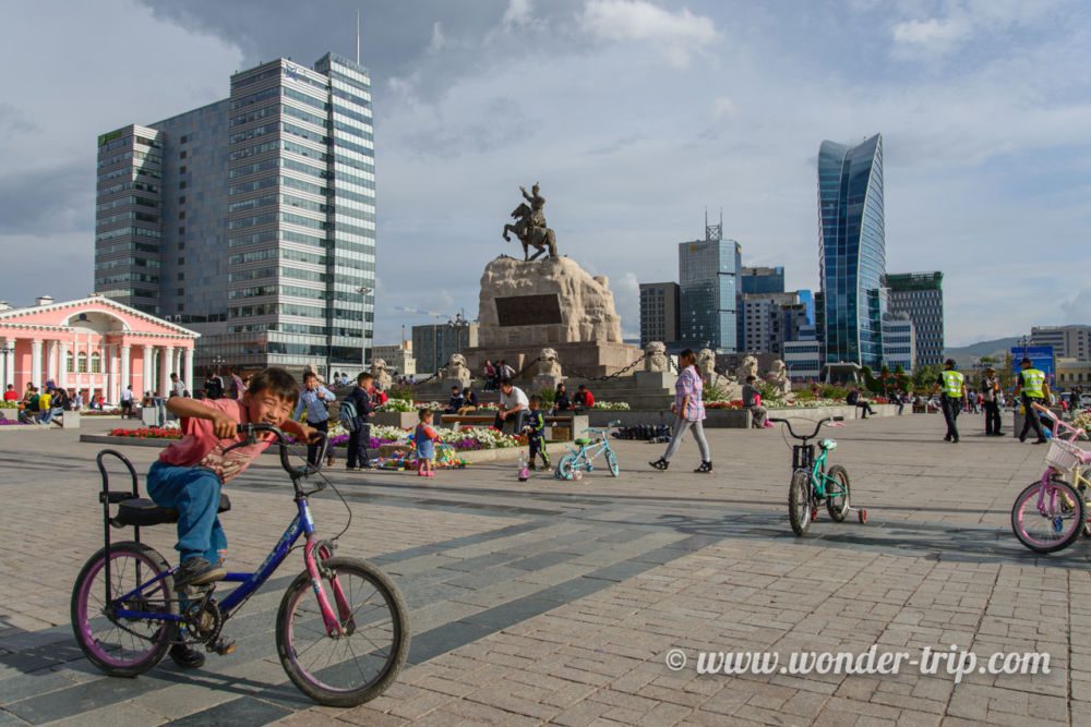 Chinggis-Khaan-square-03