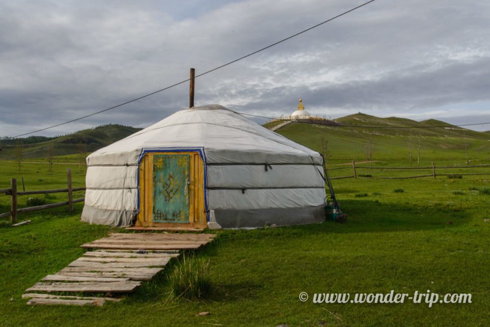 Camp-yourte-monastere-amarbayasgalant-khiid-01