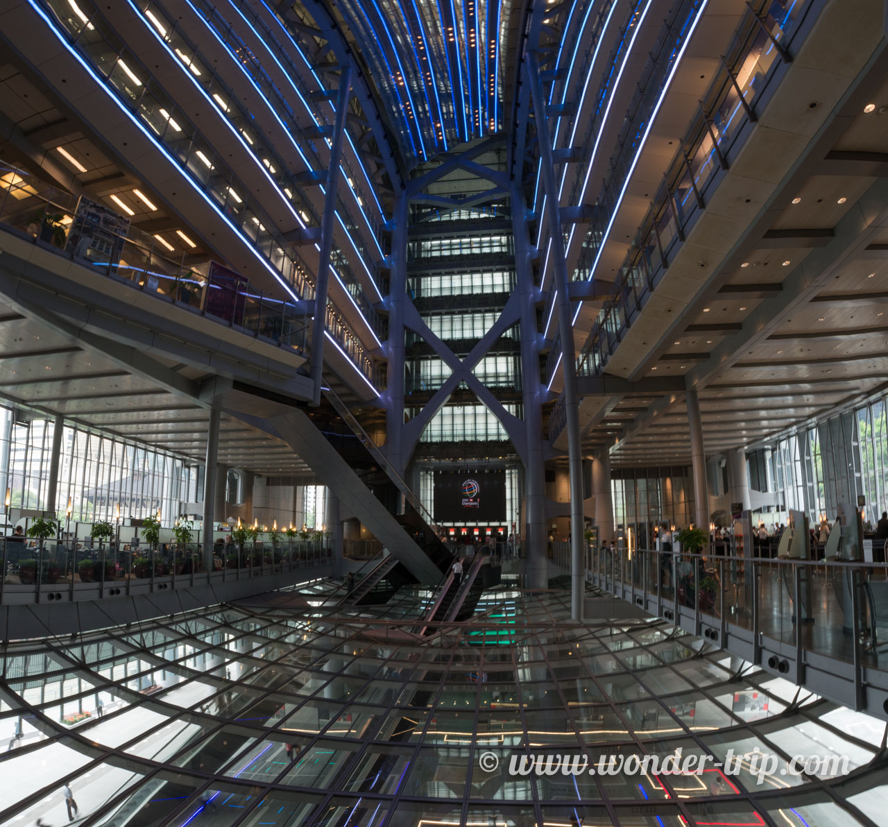 Deux backpackers perdus dans le centre ville  de Hong  kong 